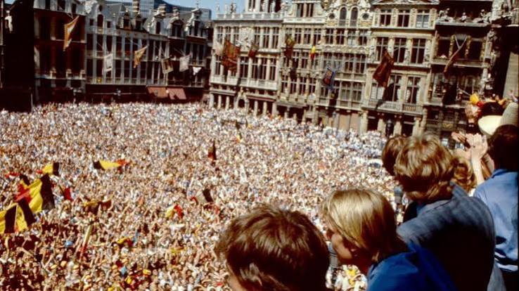 Supporters réunis sur la Grand-Place de Bruxelles au retour de l’équipe belge